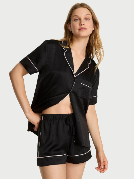 Сатинова піжама Victoria's Secret Signature Satin Short Pajama Set - колір Jacquard | Black Сатинова піжама Victoria's Secret Signature Satin Short Pajama Set - колір Jacquard | Black