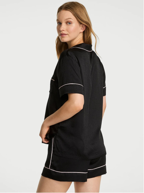 Сатинова піжама Victoria's Secret Signature Satin Short Pajama Set - колір Jacquard | Black Сатинова піжама Victoria's Secret Signature Satin Short Pajama Set - колір Jacquard | Black