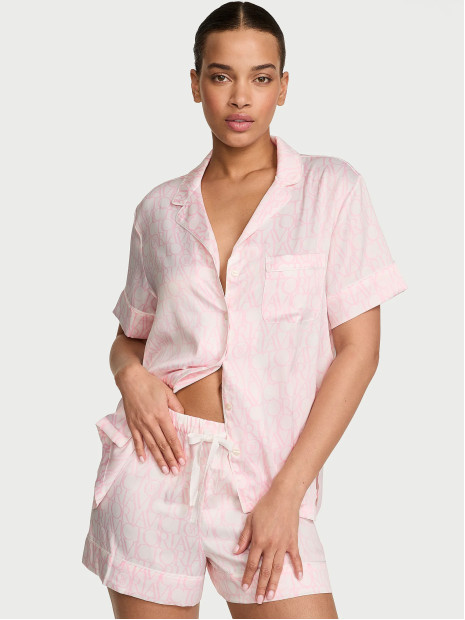 Сатинова піжама Victoria's Secret Signature Satin Short Pajama Set - колір Signature Satin | Coconut White/Pink Logos Сатинова піжама Victoria's Secret Signature Satin Short Pajama Set - колір Signature Satin | Coconut White/Pink Logos
