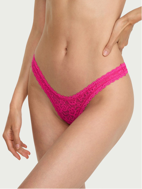 Мереживні трусики від Victoria's Secret Lace Keyhole Ultra-Mini Scoop Thong Panty - колір Haute Pink Мереживні трусики від Victoria's Secret Lace Keyhole Ultra-Mini Scoop Thong Panty - колір Haute Pink